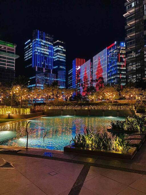 Cosy Executive 1 Bedroom Uptown Parksuites Ultra Fast Internet Manila Kültér fotó