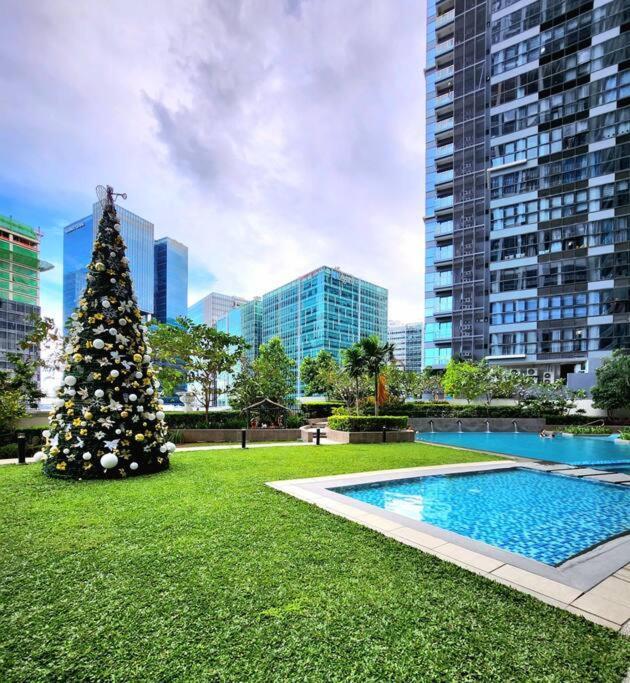 Cosy Executive 1 Bedroom Uptown Parksuites Ultra Fast Internet Manila Kültér fotó