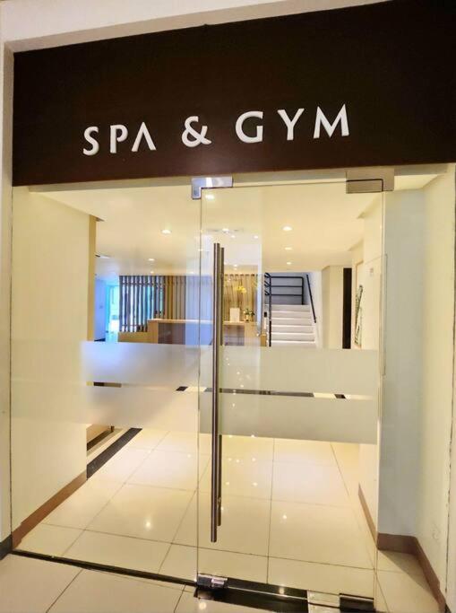 Cosy Executive 1 Bedroom Uptown Parksuites Ultra Fast Internet Manila Kültér fotó