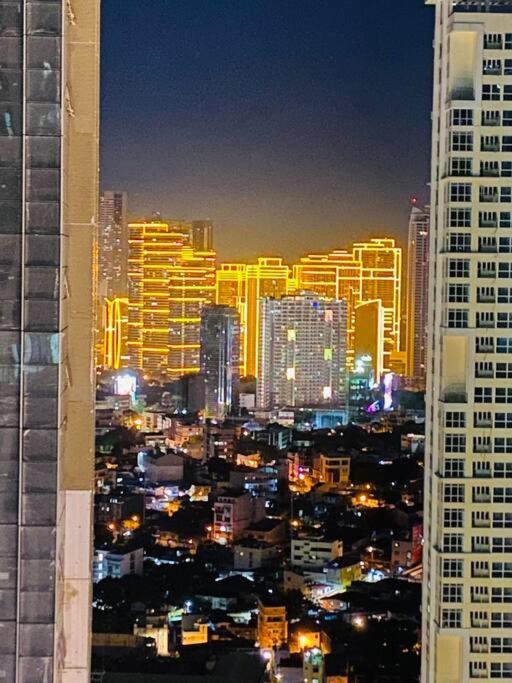 Cosy Executive 1 Bedroom Uptown Parksuites Ultra Fast Internet Manila Kültér fotó