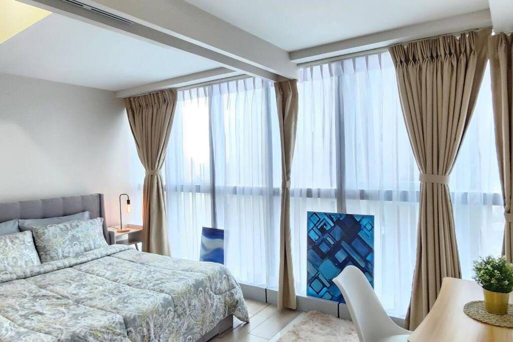 Cosy Executive 1 Bedroom Uptown Parksuites Ultra Fast Internet Manila Kültér fotó